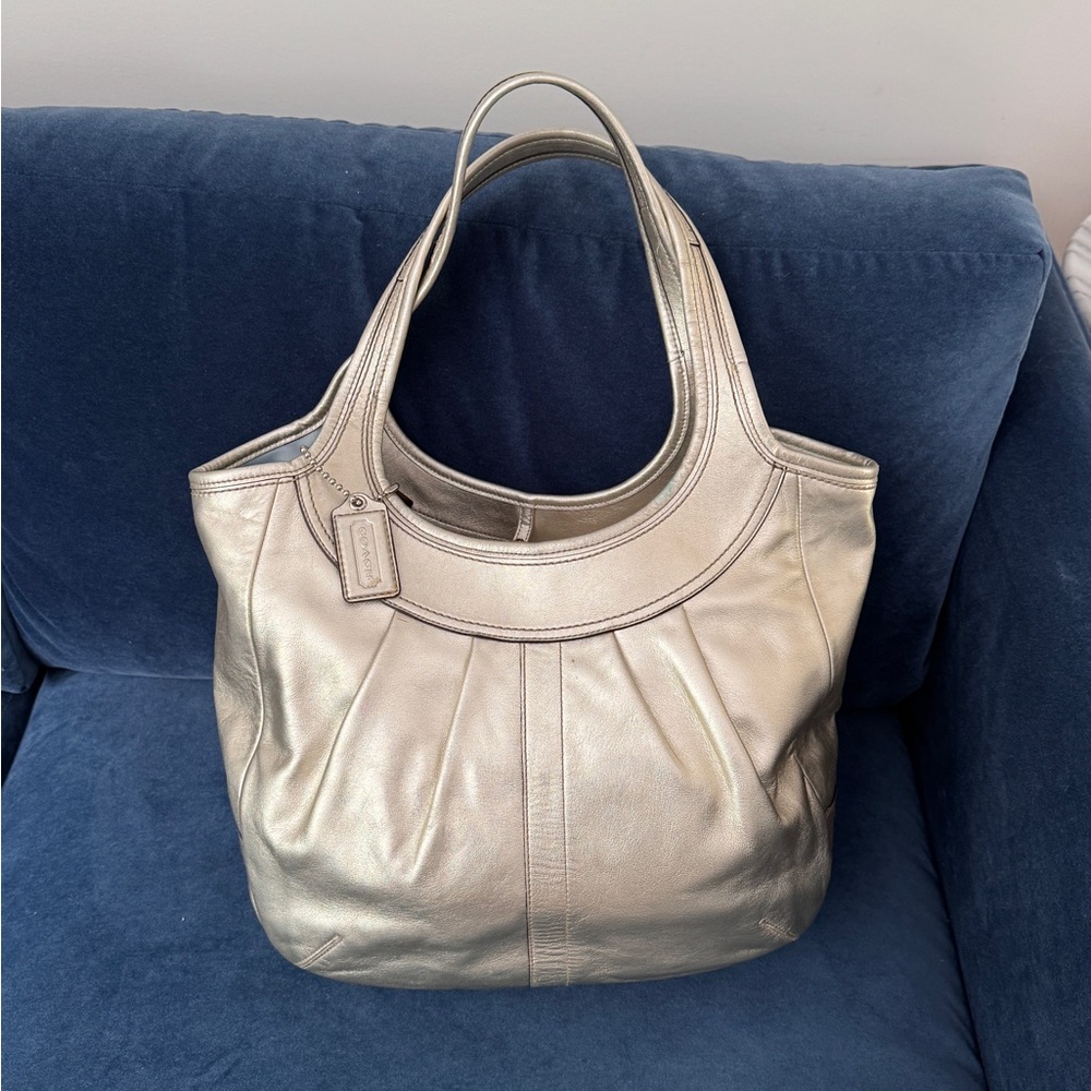 COACH ERGO SILVER METALLIC
PLATINUM PLEATED LARGE TOTE‎ BAG
